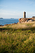Phare de Ploumanach, lighthouse, Sentier des Douaniers, Gr34, customs trail, Ploumanach, Perros-Guirec, Cote de granit Rose (Pink Granite Coast), Cotes d'Armor, Brittany, France