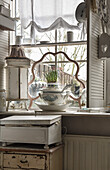 Französische Atmosphäre mit alter Suppenterrine auf Fensterbank in der Küche