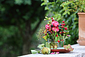 Blumenstrauß mit Rosen und Brombeeren