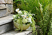 Blumenstrauß in Weiß und Grün mit Schmuckkörbchen, Hortensien und Margeriten
