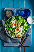 Frühlingssalat mit Ei, Huhn und grünem Spargel