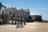 Strand mit Baumstämmen als Wellenbrecher, Saint-Malo, Bretagne, Frankreich