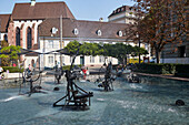 Tinguely-Brunnen (auch Fasnachts-Brunnen) auf dem Theaterplatz in Basel, Schweiz