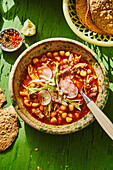 Pozole - traditionelle Maissuppe aus Mexiko mit Schweinerippchen