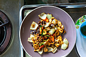 Thailändisches Hähnchengericht mit Zwiebeln aus dem Wok