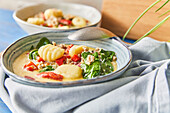 Cremige Suppe mit Gnocchi und Spinat