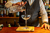 Barkeeper beim Mixen vom Cocktail