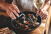 Gedämpfte Muscheln mit Knoblauch-Weißwein-Sahnesauce