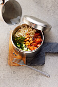 Quick noodle lunchbox with salmon and cucumber 'To Go