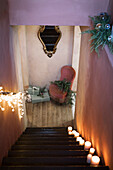 Weihnachtlich dekoriertes Treppenhaus