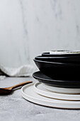 White plates and black bowls