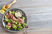 Lettuce with roast beef, grapes and lemon dressing