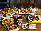 Gedeckter Tisch mit verschiedenen spanischen Tapas