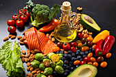 Frisches Gemüse, Salat, Obst, Lachs, Nüsse, Heidelbeeren und Olivenöl