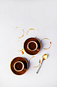Espresso und Abdruck von Kaffeetassen