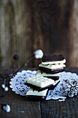 Schwarz-weiße Schokolade mit Nougatfüllung