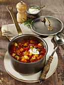 Autumnal farmer's stew with minced meat, peppers and potatoes