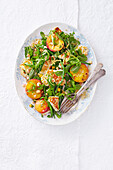 Salat aus Pfirsichen, Halloumi und grünen Bohnen
