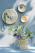 Wildblumen blühen in DIY-Vase aus Stickrahmen