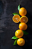 Bio-Orangen in Hälften auf dunklem Hintergrund