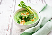 Grünes Thai-Curry mit Spinat, Pak Choi, Tofu und Koriander