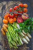 Drahtkorb mit verschiedenen Obst- und Gemüsesorten