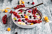 Joghurt mit Früchten, Blaubeere, rote Johannisbeere, Himbeere, Kiwi, Banane, Physalis