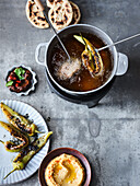 Orientalisches Fondue mit Peperoni, Hummus und Fladenbrot