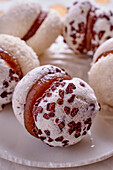 Filled meringues with grated chocolate