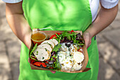 Hühnerbrust, Kartoffelsalat, Blattsalat und Honigdressing in Lunch Box