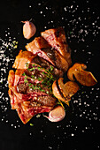 Tagliata de boeuf (Rindfleisch-Tagliata) mit Pilzen und Knoblauch