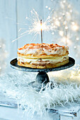 Zitronen-Baiser-Kuchen mit Wunderkerze zu Weihnachten
