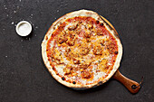 Pizza mit Streichsalami, Rosmarin mit Parmesan