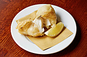 Frittierter Weißfisch mit Zitronenspalte
