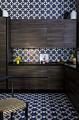 Dunkle Möbel aus gebeizter Eiche in der Küche mit dekorativen Fliesen