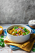Veganes Curry aus Blumenkohl, Kichererbsen und Kokosnuss mit Koriander und Reis