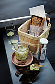 Kichererbsen-Hummus mit Erbsen serviert mit Saaten-Knäckebrot fürs Picknick