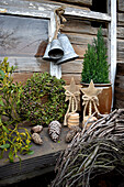 Holzsterne, Glocken, Lebensbaumkranz und Misteln auf Gartentisch
