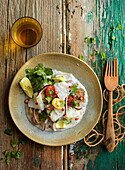 Stockfisch-Salat mit Kirschtomaten und rosa Pfeffer