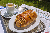 Französisches Frühstück -  Pain au chocolat mit Café noir und Zeitung