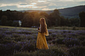 Junge Frau im Lavendelfeld