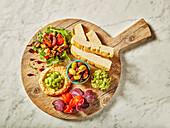 Antipasti-Platte mit Salat, Oliven und Aufstrich