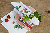 DIY-Stoffservietten mit Erdbeermotiv auf Gartentisch