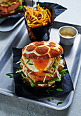 Leberkäse-Burger mit Spiegelei dazu Fritten im Körbchen