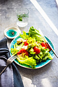 Blattsalat mit Brokkoli, Tomaten und Leinsamen