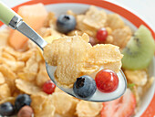 Cornflakes with fruit and milk