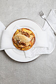 Pfirsich-Cobbler mit Clotted Cream und kandierten Pekannüssen