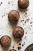 Schokoladen-Cupcakes auf Marmoruntergrund