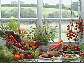 Obst, Gemüse und Kräuter auf einer Fensterbank