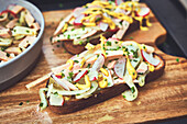 Wurstsalat mit Radieschen und Senf auf Brot